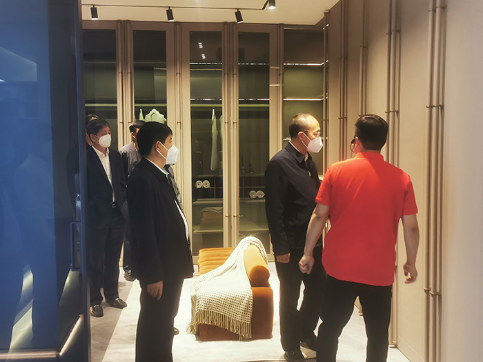 參觀(guān)鵬鴻家居生產(chǎn)車(chē)間